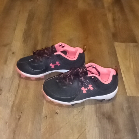 Lightly used beautiful pair of girls under armor sneaker/cleats - Picture 2 of 4